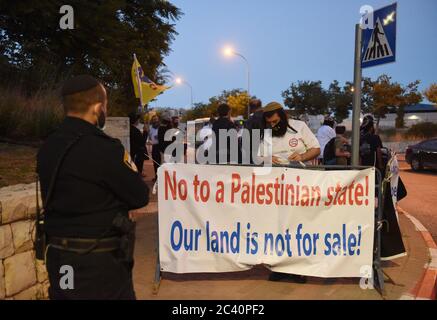 Jerusalem, Israel. Juni 2020. Israelische rechte Siedler halten am Donnerstag, den 18. Juni 2020, vor der amerikanischen Botschaft in Jerusalem Transparente gegen den Friedensplan des US-Präsidenten Donald Trump zum "Jahrhundertvergehen". Die jüdischen Siedler sind gegen einen palästinensischen Staat. Foto von Debbie Hill/UPI Kredit: UPI/Alamy Live Nachrichten Stockfoto