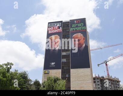 Jerusalem, Israel. Juni 2020. Eine Plakatwand mit Fotos des US-Präsidenten Donald Trump und des israelischen Premierministers Benjamin Netanjahu, die auf Hebräisch "Nein zu einem palästinensischen Staat" lesen, überblickt eine Autobahn in Jerusalem am Donnerstag, den 18. Juni 2020. Die Plakatwand ist Teil einer Kampagne israelischer Siedler gegen Trumps 'Deal of the Century' Friedensplan zwischen Israel und den Palästinensern. Foto von Debbie Hill/UPI Kredit: UPI/Alamy Live Nachrichten Stockfoto