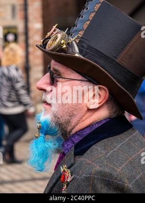 Mann im Steampunk Kostüm mit schrulligem Hut, Beamish Museum, Durham County, England, Großbritannien Stockfoto