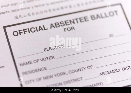 Ansicht eines Wahlabwesers Briefwahl auf einem Tisch, New York, NY, USA, 23. Juni 2020. Stockfoto