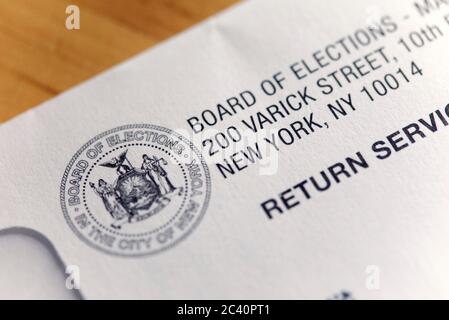 Ansicht eines Briefumschlags mit einem Briefwahlzettel auf einem Tisch, New York, NY, USA, 23. Juni 2020. Stockfoto