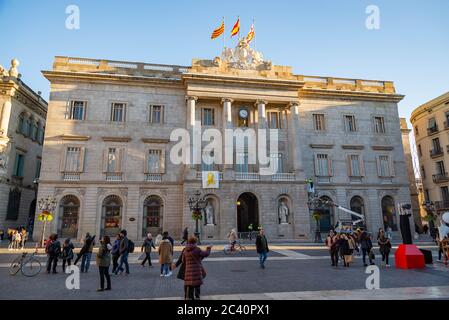 Menschen gehen vor der Generalitat von Katalonien in Sant Jaume. Der Palast beherbergt die Büros der Präsidentschaft der Generalitat Stockfoto