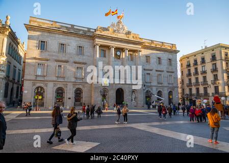 Menschen gehen vor der Generalitat von Katalonien in Sant Jaume. Der Palast beherbergt die Büros der Präsidentschaft der Generalitat Stockfoto