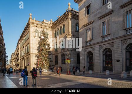 Menschen gehen vor der Generalitat von Katalonien in Sant Jaume. Der Palast beherbergt die Büros der Präsidentschaft der Generalitat Stockfoto