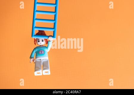05/15/2020 Russia, Magnitogorsk: Charakter das Mädchen von Lego Konstruktor hängt auf der Treppe Stockfoto