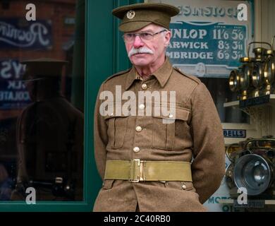 Älterer Mann mit Schnurrbart in zeitlicher Militäruniform des Ersten Weltkriegs, Beamish Museum, Durham County, England, Großbritannien Stockfoto