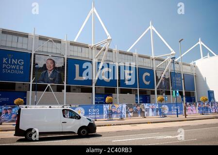 Leicester City / Brighton & Hove Albion. LCFC King Power Stadium vor dem ersten Premier League-Heimspiel seit Coronavirus Covid-19 Pandemiesperre. Ventilatoren warnten davor, sich fernzuhalten, da ein „Fanzaun“ um den Erdrand herum aufgefahren wird, bevor hinter geschlossenen Türen ein Spiel durchgeführt wird. Stockfoto