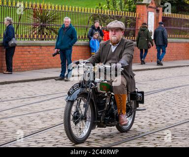 Mann auf dem Motorrad des Royal Enfield CSL Jahrgangs 1931, Great North Steam Fair, Beamish Museum, Durham County, England, Großbritannien Stockfoto