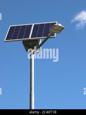 Straßenlaterne, die von einer Photovoltaikanlage angetrieben wird, ist eine Gruppe von Batterien für die Straßenbeleuchtung mit Öko-nachhaltiger Energie Stockfoto