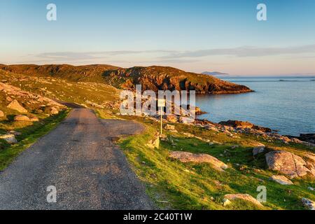 Eine schottische einspurige Straße mit Passierstellen in Hushinish auf der Isle of Harris in den Äußeren Hebriden Stockfoto