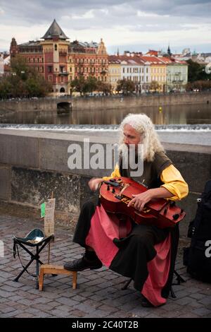 Alter Mann spielt Musikinstrument Pin Harp für Show Tschechiens Menschen und Ausländer Reisende auf der Karlsbrücke über Moldau am 25. September 201 Stockfoto