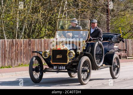 Paar I Periode Kostüm Fahren in offenen Vintage Ford Fahrzeug, Great North Steam Fair, Beamish Museum, Durham County, England, Großbritannien Stockfoto