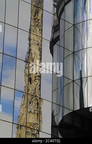 Wiedeń Wien Stephansplatz; Moderne Architektur; Glasfassade, die den Stephansdom reflektiert; Stephansdom Reflexion auf der Glasfassade Stockfoto