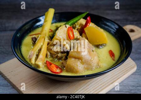 Huhn in Kurkuma-Kokoscurry mit würzigem Vogel-Chili oder thai-Chili. Stockfoto