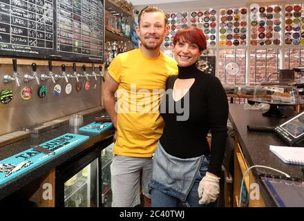 Der ehemalige Schauspieler Adam Rickitt in der Coronation Street und seine Frau Katy bereiten ihre Bar Dexter & Jones in Knutsford, Cheshire, für die Wiedereröffnung vor, nachdem die Regierung angekündigt hatte, dass die Beschränkungen für Bars und Pubs ab dem 4. Juli aufgehoben werden. Die Bar war während der Sperre für Bestellungen zum Mitnehmen geöffnet. Stockfoto