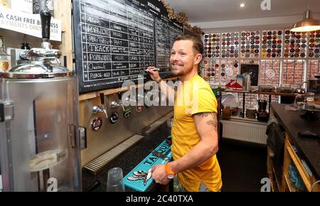 Der ehemalige Schauspieler Adam Rickitt in der Coronation Street beginnt, seine Bar Dexter & Jones in Knutsford, Cheshire, für die Wiedereröffnung vorzubereiten, nachdem die Regierung angekündigt hat, dass die Beschränkungen für Bars und Pubs ab dem 4. Juli aufgehoben werden. Die Bar war während der Sperre für Bestellungen zum Mitnehmen geöffnet. Stockfoto