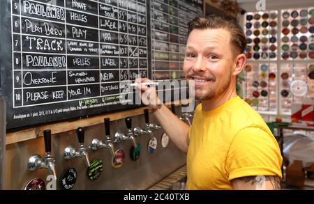 Der ehemalige Schauspieler Adam Rickitt in der Coronation Street beginnt, seine Bar Dexter & Jones in Knutsford, Cheshire, für die Wiedereröffnung vorzubereiten, nachdem die Regierung angekündigt hat, dass die Beschränkungen für Bars und Pubs ab dem 4. Juli aufgehoben werden. Die Bar war während der Sperre für Bestellungen zum Mitnehmen geöffnet. Stockfoto