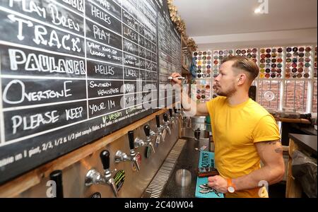 Der ehemalige Schauspieler Adam Rickitt in der Coronation Street beginnt, seine Bar Dexter & Jones in Knutsford, Cheshire, für die Wiedereröffnung vorzubereiten, nachdem die Regierung angekündigt hat, dass die Beschränkungen für Bars und Pubs ab dem 4. Juli aufgehoben werden. Die Bar war während der Sperre für Bestellungen zum Mitnehmen geöffnet. Stockfoto