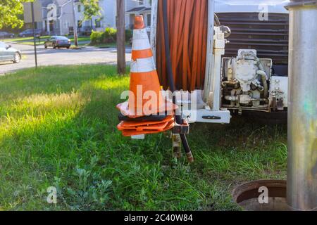 Maschine zum Reinigen von verstopften Abflüssen Kanalisationsbrunnen in der A-Straße. Stockfoto