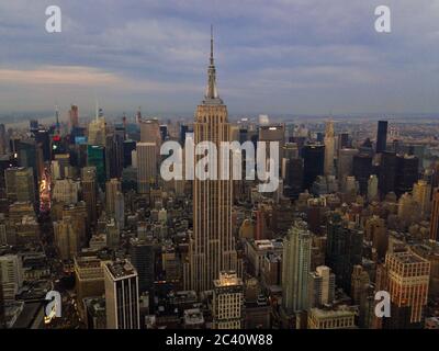 Das Herz von Manhattan, Empire State Building in New York City Luftdrohne Blick auf regnerische bewölkt Tag Stockfoto