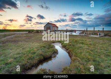 Sonnenuntergang über der alten Kohlestall bei Thornham an der Nordküste Norfolks Stockfoto