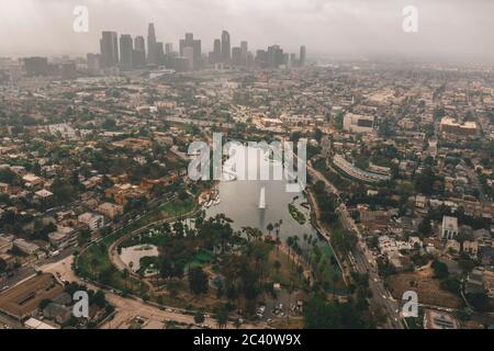 Echo Park in Los Angeles mit Blick auf die Skyline der Innenstadt und die Foggy verschmutzte Smog Air in Big Urban City Stockfoto