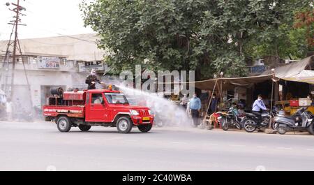 Beawar, Rajasthan, Indien, 23. Juni 2020: Ein kommunaler Arbeiter sprüht Desinfektionsmittel auf den Straßen der Stadt, nachdem er während der laufenden COVID-19-Sperre in Beawar den Körper einer Frau eingeäschert hat, die an COVID-19-Infektionen gestorben ist. Kredit: Sumit Saraswat/Alamy Live Nachrichten Stockfoto