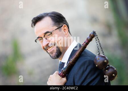 Grevenbroich, Deutschland. Juni 2020. Jan Josef Liefers, Schauspieler (als Karl-Friedrich Boerne), steht vor der Burg Hülchrath, während er den neuen Tatort aus Münster mit einem Morgenstern mit zwei Metallkugeln filmt. Ein Sendetermin für den Tatort mit dem Titel "lang lebe der König" in der ARD ist noch nicht festgelegt. Quelle: Rolf Vennenbernd/dpa/Alamy Live News Stockfoto