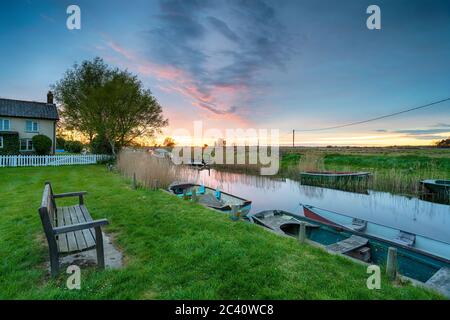 Sonnenuntergang über Booten auf dem Fluss bei West Somerton auf den Norfolk Broads Stockfoto