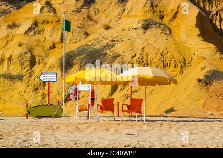 3. Oktober 2018 eine unbemannte Rettungswache und ihre Ausrüstung am Falesia Beach an der Algarve Portugal an einem heißen, geschäftigen Nachmittag Stockfoto