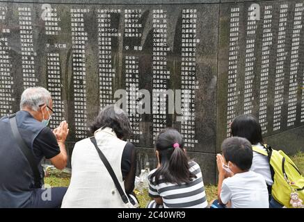 Itoman, Japan. Juni 2020. Die Gläubigen beten für die Opfer vor dem Denkmal "Turm des Okinawa Shihan kenji" am 23. Juni 2020 im Schlacht von Okinawa Peace Memorial Park in Itoman, Okinawa, Japan. Foto von Keizo Mori/UPI Kredit: UPI/Alamy Live News Stockfoto