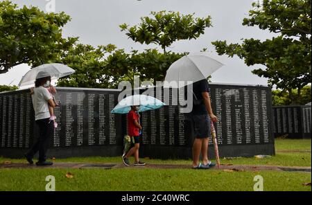 Itoman, Japan. Juni 2020. Familie geht vor dem Denkmal "Eckstein des Friedens" der Schlacht von Okinawa im Peace Memorial Park in Itoman, Okinawa, Japan am 23. Juni 2020. Foto von Keizo Mori/UPI Kredit: UPI/Alamy Live News Stockfoto