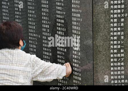 Itoman, Japan. Juni 2020. Die Gläubigen beten für die Opfer vor dem Denkmal "Turm des Okinawa Shihan kenji" am 23. Juni 2020 im Schlacht von Okinawa Peace Memorial Park in Itoman, Okinawa, Japan. Foto von Keizo Mori/UPI Kredit: UPI/Alamy Live News Stockfoto