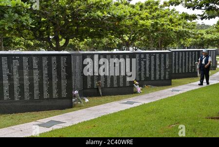 Itoman, Japan. Juni 2020. Die Gläubigen beten für die Opfer vor dem Denkmal "Turm des Okinawa Shihan kenji" am 23. Juni 2020 im Schlacht von Okinawa Peace Memorial Park in Itoman, Okinawa, Japan. Foto von Keizo Mori/UPI Kredit: UPI/Alamy Live News Stockfoto