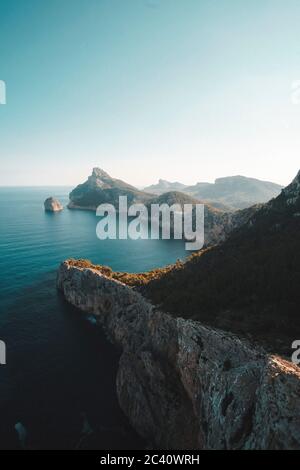 Atemberaubende Aussicht über die Küste Mallorcas mit Bergen und dem Blauen Ozean in der Ferne Stockfoto