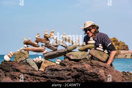 Pedro Duran Steinstapler Balancing Stones, European Stone Stacking Championship, Eye Cave Beach, Dunbar, East Lothian, Schottland, Großbritannien Stockfoto