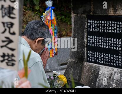 Itoman, Japan. Juni 2020. Die Gläubigen beten für die Opfer vor dem Denkmal "Turm des Okinawa Shihan kenji" am 23. Juni 2020 im Schlacht von Okinawa Peace Memorial Park in Itoman, Okinawa, Japan. Foto von Keizo Mori/UPI Kredit: UPI/Alamy Live News Stockfoto