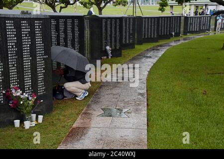 Itoman, Japan. Juni 2020. Die Gläubigen beten für die Opfer vor dem Denkmal "Turm des Okinawa Shihan kenji" am 23. Juni 2020 im Schlacht von Okinawa Peace Memorial Park in Itoman, Okinawa, Japan. Foto von Keizo Mori/UPI Kredit: UPI/Alamy Live News Stockfoto