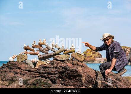 Pedro Duran Steinstapler Balancing Stones, European Stone Stacking Championship, Eye Cave Beach, Dunbar, East Lothian, Schottland, Großbritannien Stockfoto