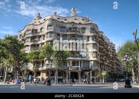 BARCELONA, SPANIEN - JULI 28: Casa Mila (La Pedrera) in Eixample, Barcelona am 28. Juli 2012. Casa Mila, ein aristokratisches Apartmentgebäude, ist eines von EINEM Stockfoto