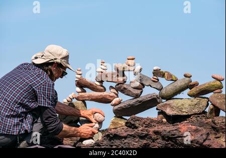 Pedro Duran Steinstapler Balancing Stones, European Stone Stacking Championship, Eye Cave Beach, Dunbar, East Lothian, Schottland, Großbritannien Stockfoto