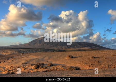 Goldene Stunde über einer typischen Landschaft auf Lanzarote Insel von den Kanaren, Spanien. Die Lage ist im südlichen Teil der Insel, von den Klippen Stockfoto