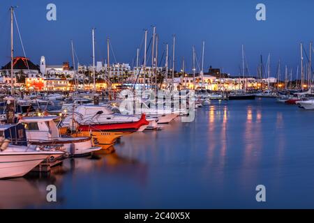 Nachtaufnahme von Marina Rubicon, einem kleinen Resort-Hafen an der Küste von Playa Blanca auf der Kanarischen Insel Lanzarote Arhipelago, Spanien. Stockfoto