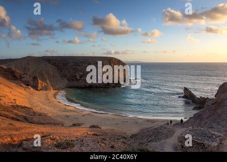 Landschaft mit dem berühmten Papagayo Strand auf der Insel Lanzarote auf den Kanarischen Inseln Ahipelago, Spanien bei Sonnenuntergang. Stockfoto