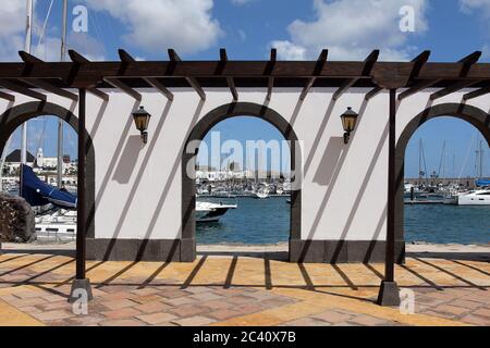 Wunderschöne Portikus in Marina Rubicon, einem kleinen Segelhafen im Süden der Insel Lanzarote, Kanarische Inseln, Spanien. Stockfoto