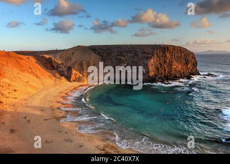 Landschaft mit dem berühmten Papagayo Strand auf der Insel Lanzarote im Kanarischen Archipel, Spanien bei Sonnenuntergang. Stockfoto