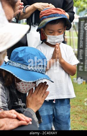 Itoman, Japan. Juni 2020. Die Gläubigen beten für die Opfer vor dem Denkmal "Turm des Okinawa Shihan kenji" am 23. Juni 2020 im Schlacht von Okinawa Peace Memorial Park in Itoman, Okinawa, Japan. Foto von Keizo Mori/UPI Kredit: UPI/Alamy Live News Stockfoto