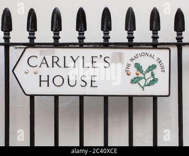 Schild mit Angabe der Lage von Thomas Carlyle's House, 24 Cheyne Row, Chelsea, London SW3 5HL Stockfoto