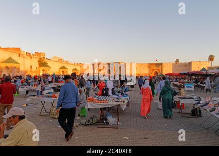 MEKNES, MAROKKO. 11. Okt. 2018. Markt am El Hedim Platz und Bab Mansour Tor in Meknes, Marokko. Warme Farben Sonnenuntergang. Stockfoto