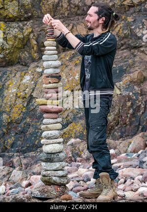 SP Ranza Steinfahrer Balancing Stones, European Stone Stacking Championship, Eye Cave Beach, Dunbar, East Lothian, Schottland, Großbritannien Stockfoto